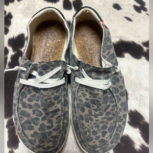 Women’s leopard Heydudes